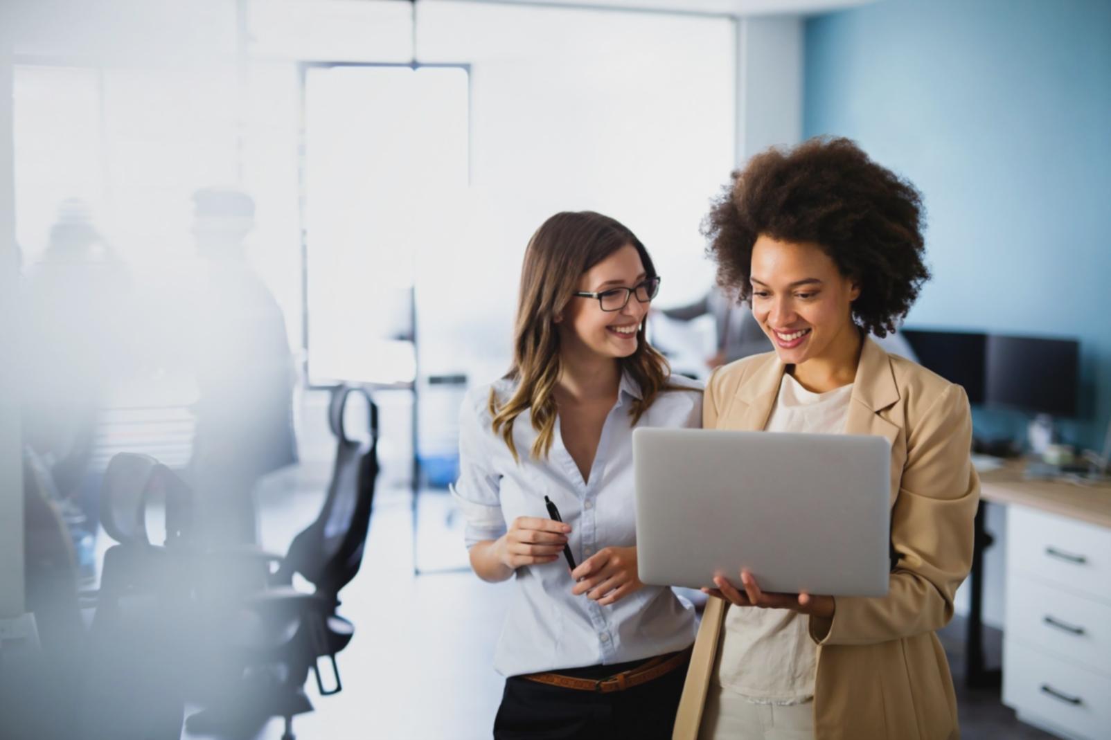 Échanges entre professionnels pendant un séminaire